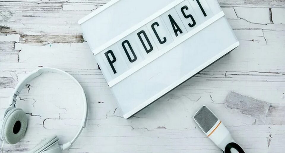 Exploring Top Business Podcasts for Entrepreneurs